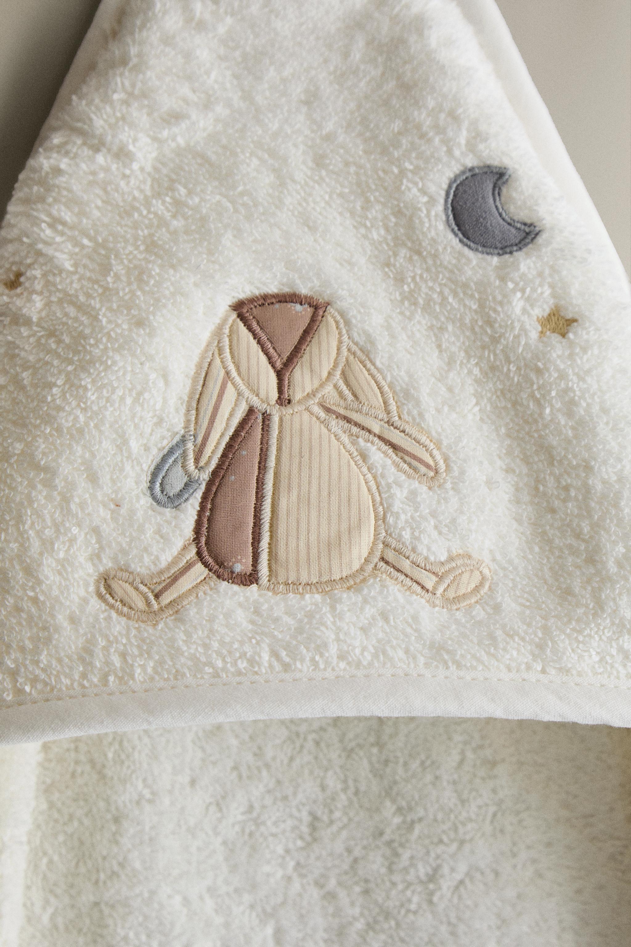 HOODED BABY BATH TOWEL